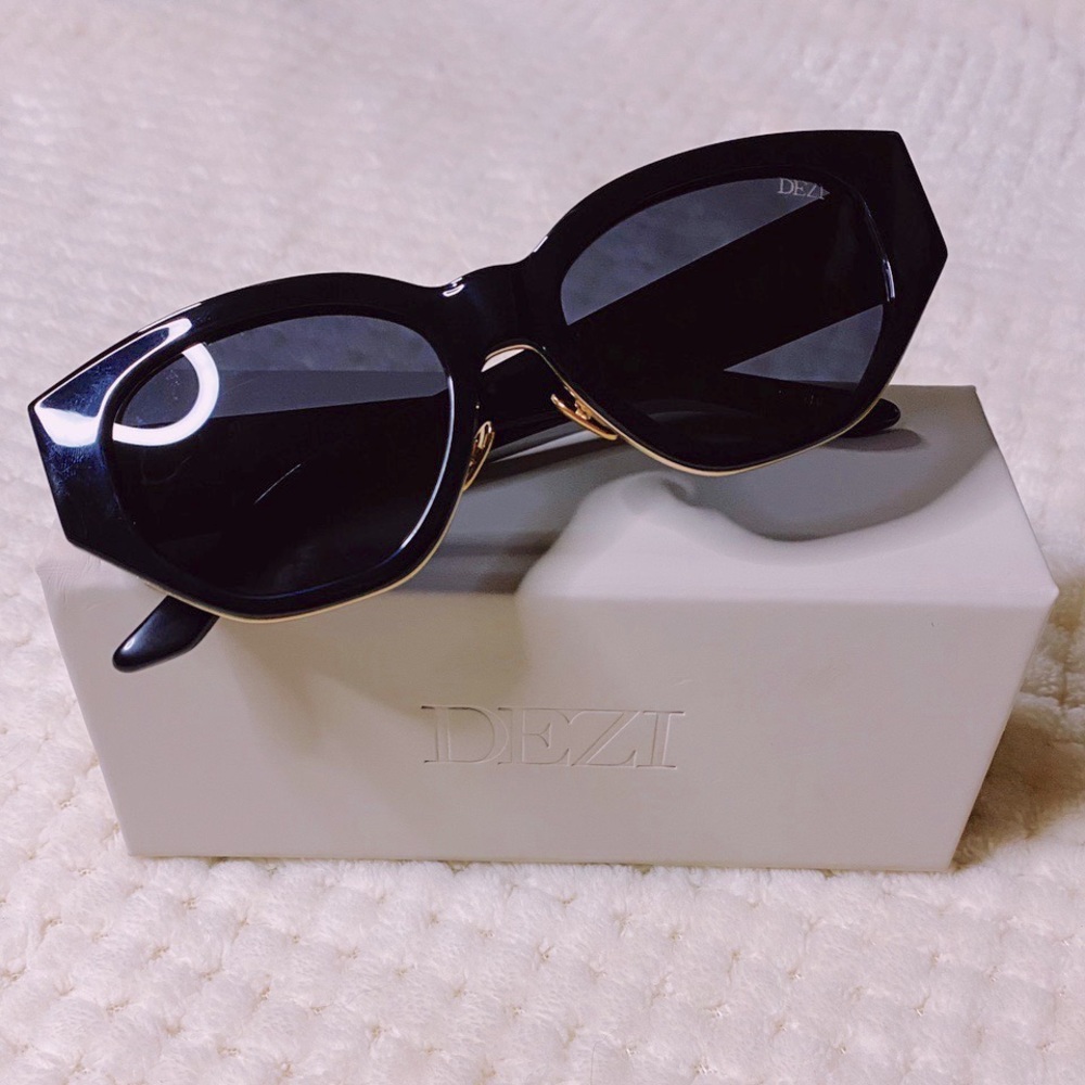 Gorgeous Dezi Glasses 🖤
* Angled frame with custom inflated metal